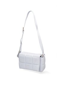Borsa rettangolare in suede bianco con design a rombi, dotata di una lunga tracolla regolabile e dettagli hardware in tonalità oro.