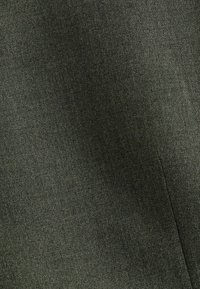 Tissu vert olive foncé avec une texture lisse et élégante et un éclat subtil. Il présente un tissage fin et semble légèrement froissé par endroits.