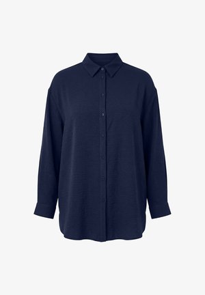 Marineblå skjorte med lange ærmer, knaplukning, spids krave og manchetter med knapper, vist på en ensfarvet hvid baggrund.