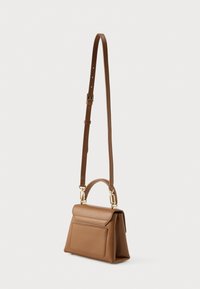 Brūna ādas soma ar struktūrētu dizainu, tai ir aizdares plāksteris, priekšējā kabata un zelta krāsas metāla detaļas. Iekļauts regulējams siksniņa.