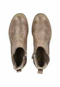 Botas de tobillo de cuero marrón con una textura suave, paneles laterales elásticos y cierre de cremallera. Interior suave y acolchado con detalle del logo.