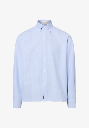 Hellblau-weiß gestreiftes Hemd mit Knöpfen, langen Ärmeln und umklappbarem Kragen.