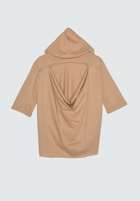 Lichtbruine korte mouw hoodie met een gedrapeerd, omgekeerd plooi detail aan de achterkant en een losse pasvorm tegen een grijze achtergrond.