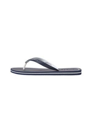 Chanclas navy con una plantilla texturizada, tira blanca en el dedo y doble franja blanca en la suela. Hechas de goma para uso casual.