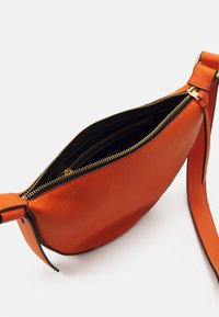 AllSaints HALF MOON  - Borsa a tracolla - orange