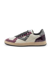 Sneaker con tomaia in suede e pelle beige, bordeaux e nera, che presenta un tacco nero testurizzato, cuciture a contrasto e lacci rotondi.