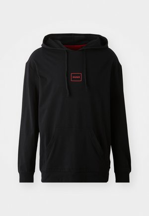 Schwarzer Hoodie aus Baumwolle mit einer vorderen Tasche. Verfügt über ein rotes rechteckiges Logo mit "HUGO" in der Mitte. Mit Kordeln an der Kapuze.