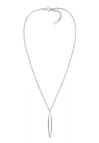 Silverhalsband med en avlång oval berlock, med en slät, glänsande yta och ett fint kedjespänne med lås och förlängningslänk.