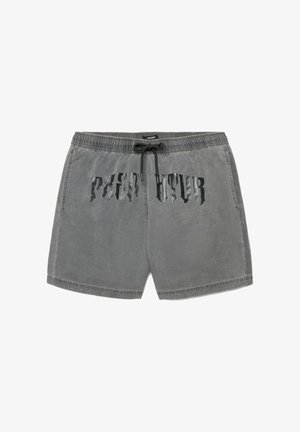 Pantaloncini casual grigi con elastico in vita e coulisse nera, con testo nero stilizzato sulla parte anteriore.