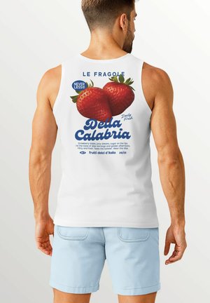Weißes ärmelloses Tanktop mit einem grafischen Druck von zwei Erdbeeren und Text in Blau und Schwarz, aus einem glatten Baumwollmaterial.