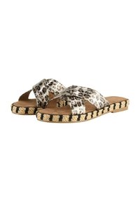 Espadrile s sandalama s križnim trakama u metalik srebrnoj boji sa uzorkom leopard. Imaju jutu potplate s crnim akcentima i mekanom smeškom podlogom.