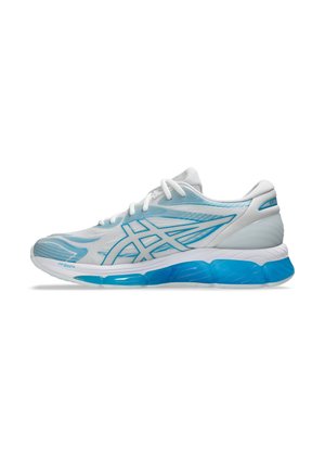 Chaussures de course avec une tige en maille blanche, accents bleu clair, semelle rembourrée et motif texturé. Comprend un logo et un design à lacets.