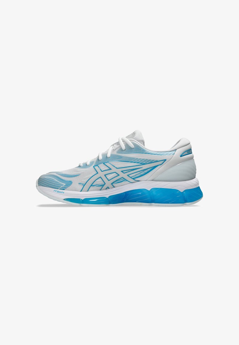 Hardloopschoenen met een witte mesh bovenkant, lichtblauwe accenten, een gevoerde zool en een gestructureerd patroon. Bevat logo en vetersluiting.
