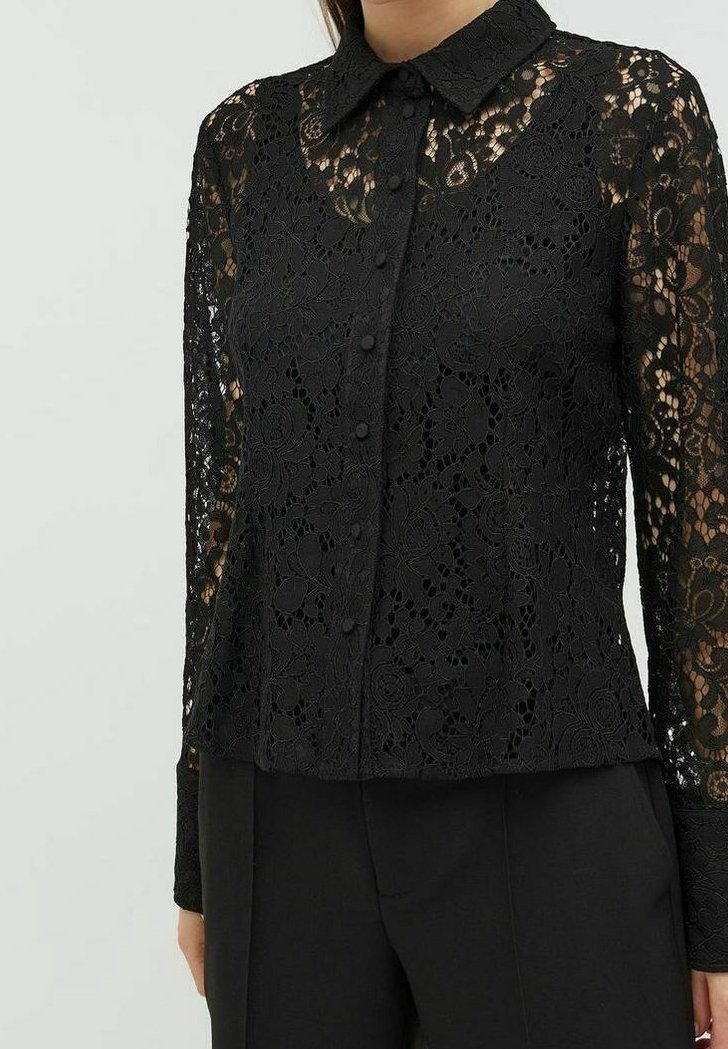 Zwarte lange mouw kanten blouse met bloemmotief, knoopsluiting aan de voorkant en klassieke kraag, gedragen met zwarte broek.