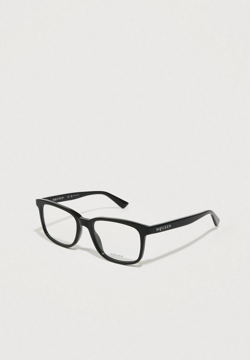 Óculos ópticos retangulares pretos com lentes transparentes, apresentando uma armação de plástico suave e uma marcação discreta na haste.