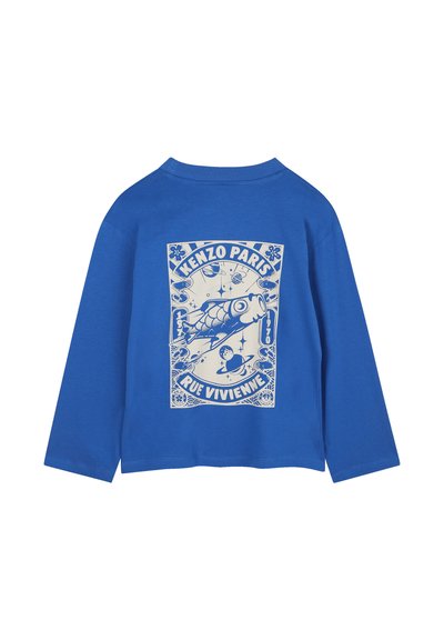 T-shirt à manches longues bleu avec un design graphique blanc portant l'inscription "KENZO PARIS RUE VIVIENNE" et un motif de poisson. Tissu en coton doux.