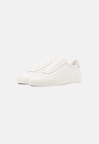 Witte lederen sneakers met ronde neuzen, platte veters, gestructureerde accenten en een glad, minimalistisch ontwerp. Rubberen zolen en een neutrale kleurencombinatie.