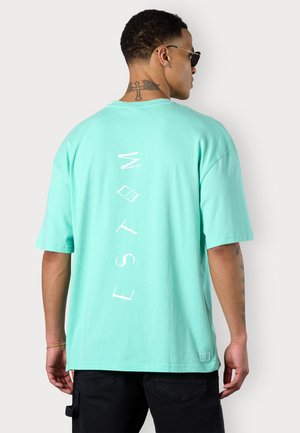 CHAOS VERTICAL OVERSIZED - Print T-shirt - icegreen