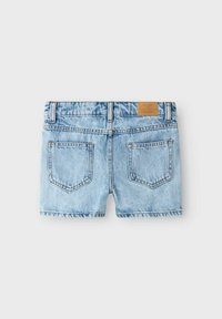 Svetlo modri jeans kratke hlače s raztrganim robom, dvema zadnjima žepoma in rjavim usnjenim oznako na pasu. Enotna tekstura brez vzorcev.