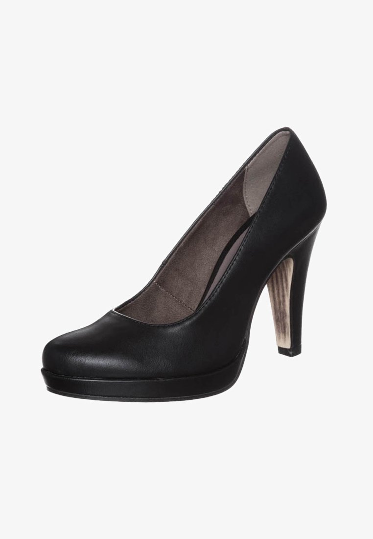 Chaussure à talon haut en cuir noir avec un bout arrondi, une semelle intérieure texturée et un accent en bois sur le talon. Finition lisse et design élégant.