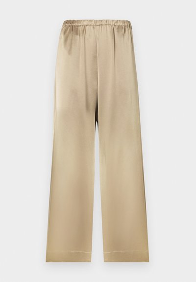 Bézs színű, szatén anyagú, széles szárú nadrág gumis derékrésszel, sima textúrával és egyenes szabással. A nadrágszár alja tiszta, rendezett befejezéssel rendelkezik.