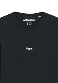 Zwarte katoenen T-shirt met een ronde hals. Heeft witte tekst "Nope." gecentreerd op de borst. Eenvoudig ontwerp met een soepele textuur.