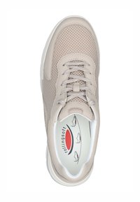 Lichtbeige sport schoen met een bovenwerk van mesh, vetersluiting, gevoerde kraag en een witte zool. Bevat een gemarkeerde inlegzool met een gebogen ontwerp.