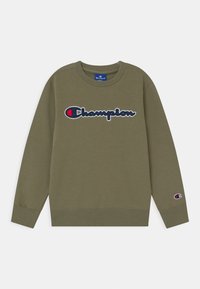 Olivově zelená mikina s kulatým výstřihem a dlouhými rukávy. Na prsou je velké logo "Champion" v námořnické modře a červené. Texturovaná tkanina.