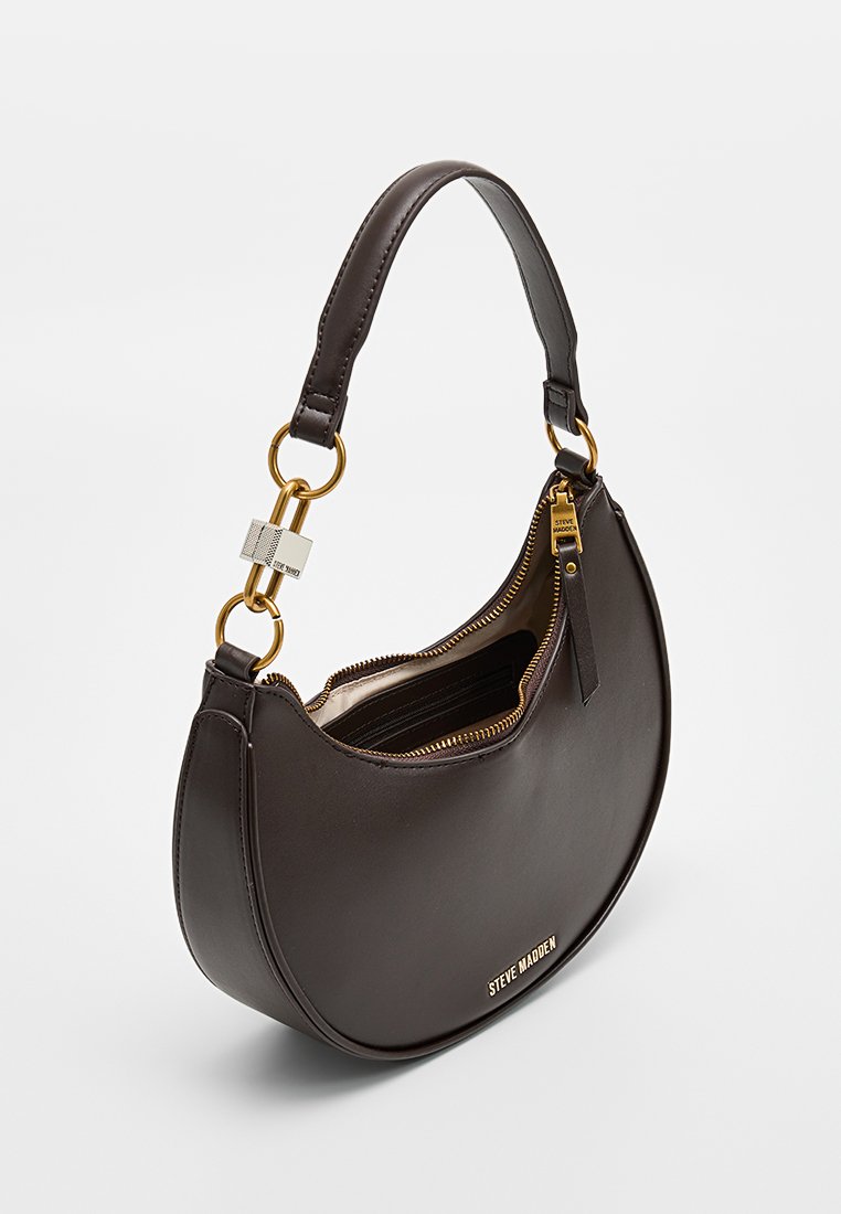 Borsa a mano in pelle marrone con forma curva, dettagli in oro e chiusura con cerniera. Presenta una singola tracolla e un logo sul davanti.