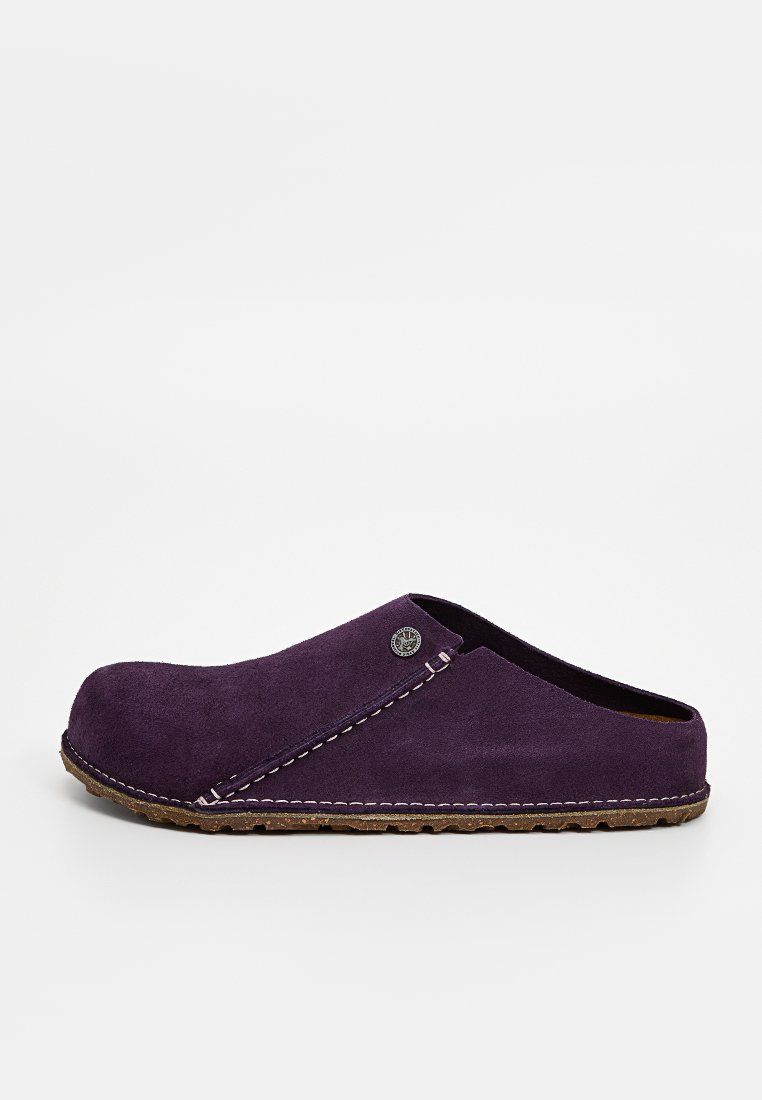 Lila Wildlederschuhe mit abgerundetem Zehenbereich, genähten Details und einer strukturierten Sohle. Verfügt über eine runde Metalllogo-Akzent auf der Seite.