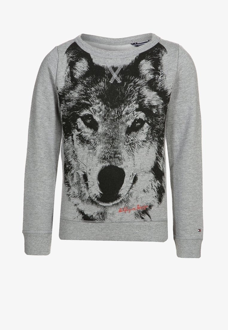 Felpa grigia con un grande grafico di un lupo nero sul davanti e testo ricamato rosso in basso. Collo a giro standard e polsini a costine.