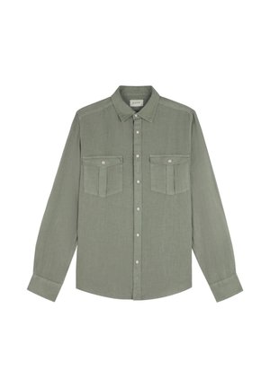 Camisa de manga larga verde oliva con botones, dos bolsillos delanteros con solapa y cuello puntiagudo, extendida sobre un fondo blanco.