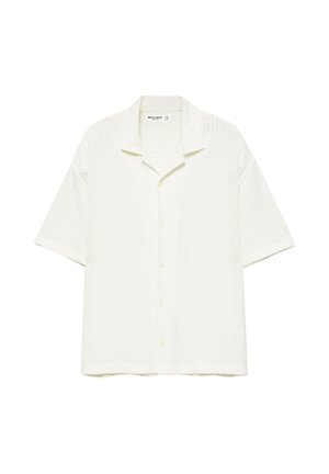 Chemise blanche à manches courtes avec col et boutons, en tissu léger avec un motif texturé subtil.