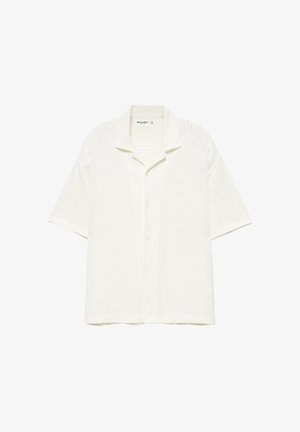 Chemise blanche à manches courtes avec col et boutons, en tissu léger avec un motif texturé subtil.
