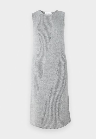Vestido cinza de malha com um padrão texturizado em zigzag. Design sem mangas, com comprimento até ao joelho, apresentando seções de tecido canelado e suave em toda a peça.