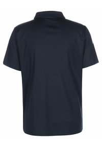 Polo-shirt bleu marine à manches courtes, avec un col classique et une texture lisse. Présente un design subtil sur l'épaule droite.