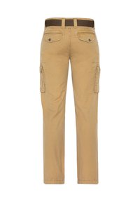Beige cargobroek met klepzakken aan de zijkanten en achterkant, voorzien van een leren bruine riem, gezien vanaf de achterkant op een witte achtergrond.