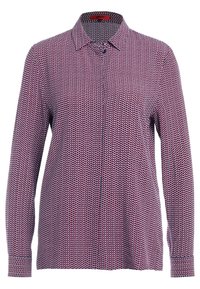 Camicia a maniche lunghe rossa e blu navy con un motivo a zigzag, colletto, chiusura con bottoni e una texture di tessuto liscia. Presenta polsini su misura.