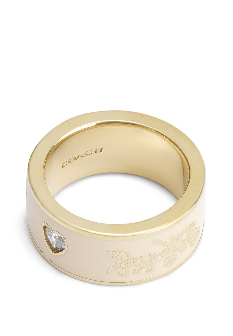 Goldfarbener Ring mit einem geprägten Design von Pferd und Wagen, herzförmiger Akzent mit einem klaren Stein, glatte und polierte Oberfläche.