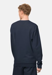 Felpa blu navy realizzata in tessuto morbido, con collo a giro e maniche lunghe. Design semplice con polsini e orlo a coste.