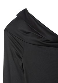 Top nero off-the-shoulder con tessuto morbido e drappeggiato, dalla trama liscia e una silhouette elegante e aderente.