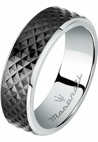 Anello da uomo con una fascia nera texturizzata e un motivo a diamante, con un interno in argento lucido, decorato con il logo Maserati.
