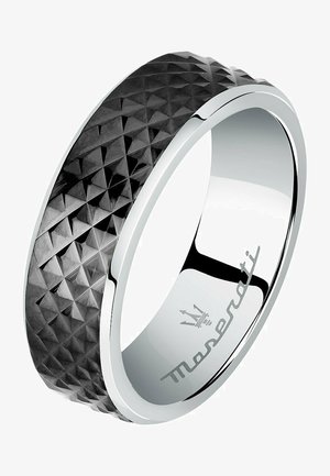 Herrerring mit einem schwarzen, strukturierten Band im Diamantmuster und einem polierten silbernen Innenrand, verziert mit dem Maserati-Logo.