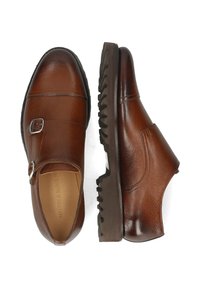 Bruine leren schoenen met een zijgespsdetail, een gestructureerde afwerking, een ronde neus en een robuuste, geribbelde zool voor grip.