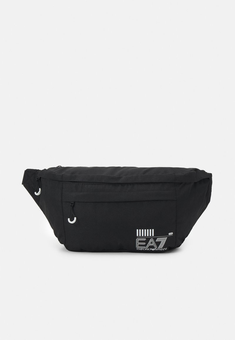 Borsa in nylon nera a vita con apertura con zip, due tasche laterali e logo EA7 bianco. Forma arrotondata con tracolla regolabile e dettagli in metallo.