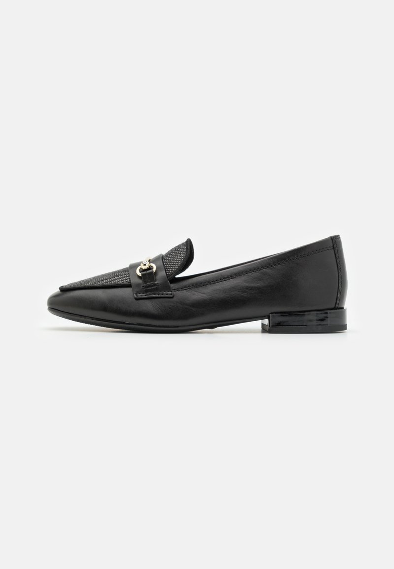 Mocassins en cuir noir avec un panneau texturé noir, un petit accent en métal doré, un bout pointu et un talon bas carré.