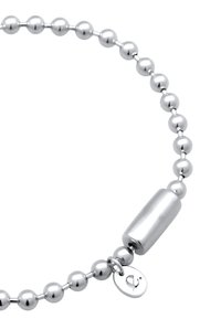 Silberne Perlenarmband mit sphärischen Perlen und einer zentralen länglichen, glatten Perle. Enthält einen kleinen Anhänger mit einem gravierten Logo.