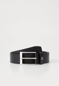 Cinturón de cuero negro con una hebilla rectangular plateada y un acento negro, que presenta un detalle de logo en la hebilla para branding.