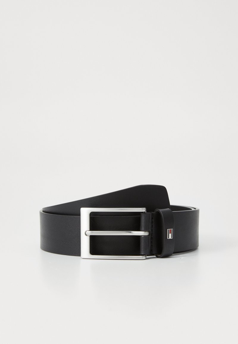 Cinturón de cuero negro con una hebilla rectangular plateada y un acento negro, que presenta un detalle de logo en la hebilla para branding.