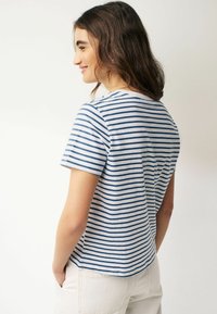 Next SHORT SLEEVE CREW NECK   REGULAR FIT - Trükipildiga T-särk - navy blue white